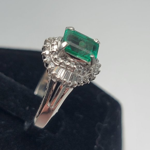 Platinum Emerald and 1.49 ctw VS1 Diamond Ring - Picture 5 of 11